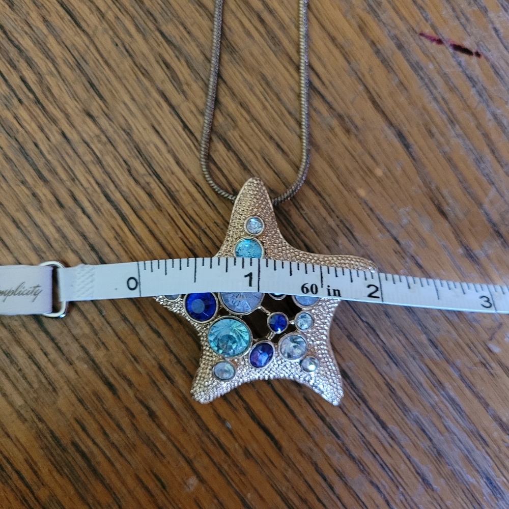 Gold Rhinestone Starfish Necklace - Picture 9 of 12